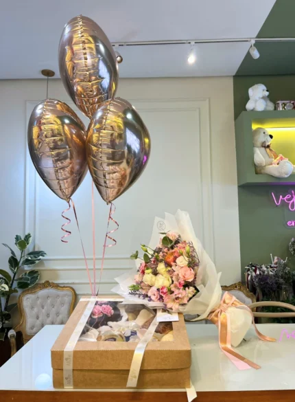 Café da manhã Luxo com Buquê Aurora e balões