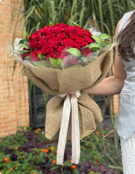 Buquê Conquista com 40 rosas vermelhas