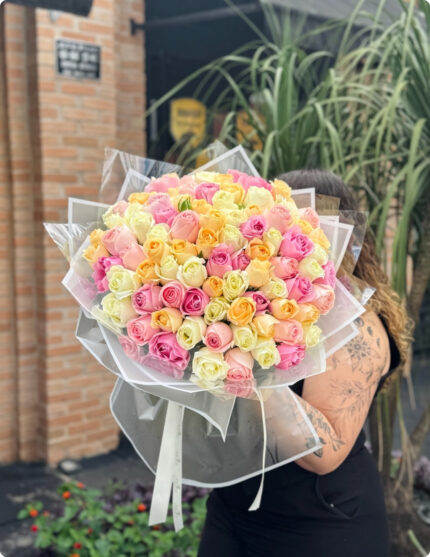 Buquê 200 rosas coloridas